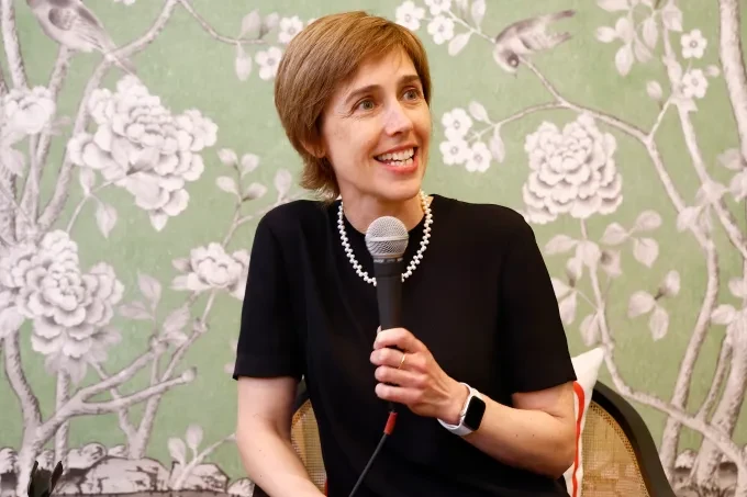 Джоэль Пинно выступает на мероприятии