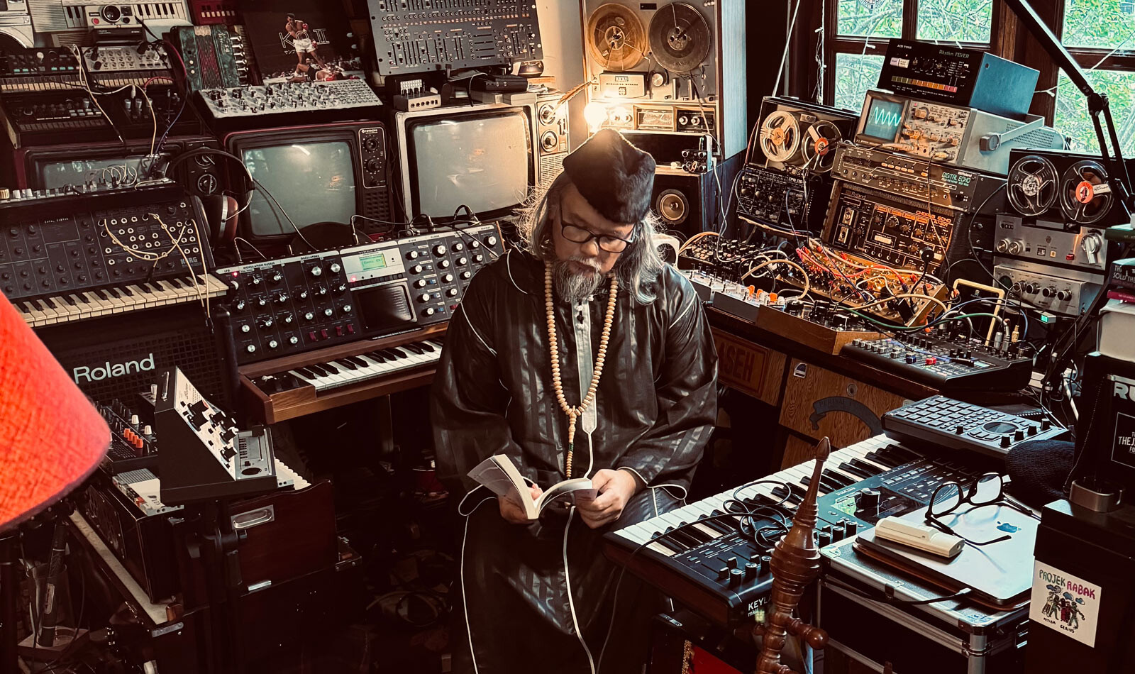 Featured image for eksperiment space gambus kak modulnye sintezatory vstretilis s sufijskoj mistikoj