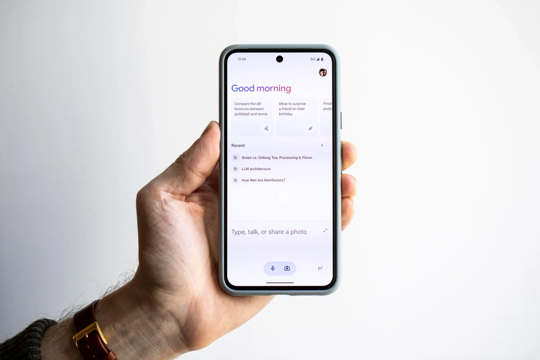 Телефон в руке с приветственным экраном Google Gemini