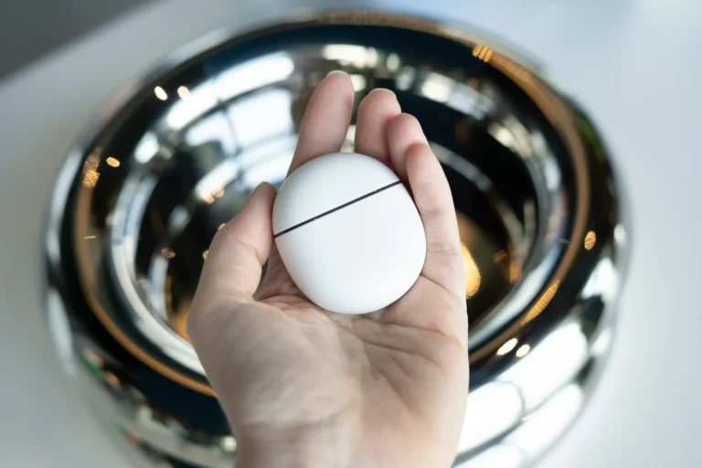 Featured image for google predstavila pixel buds 2a s shumopodavleniem i zamenyaemym akkumulyatorom