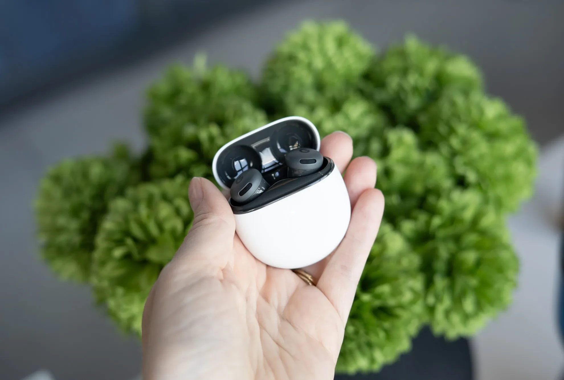 Наушники Google Pixel Buds 2A в зарядном футляре