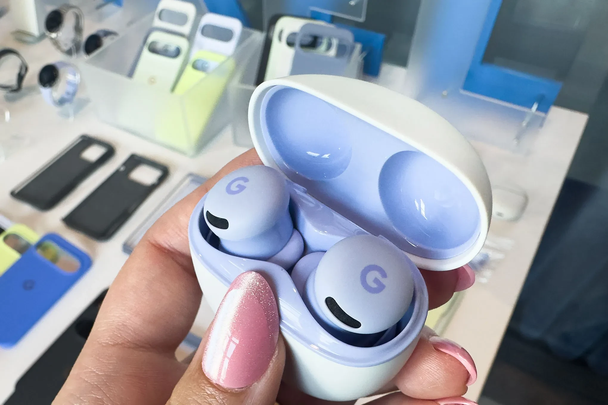 Беспроводные наушники Google Pixel Buds 2A крупным планом на сером фоне