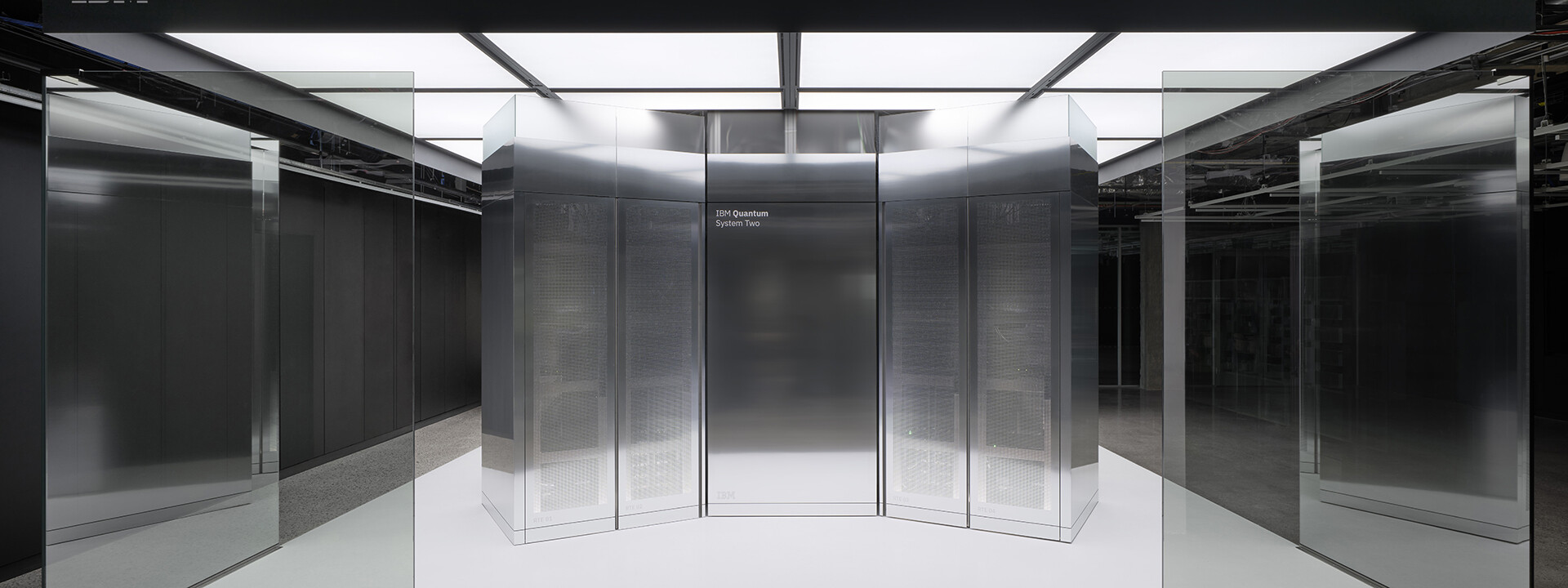 Баннер IBM Quantum System Two — гибридная квантово-классическая вычислительная система