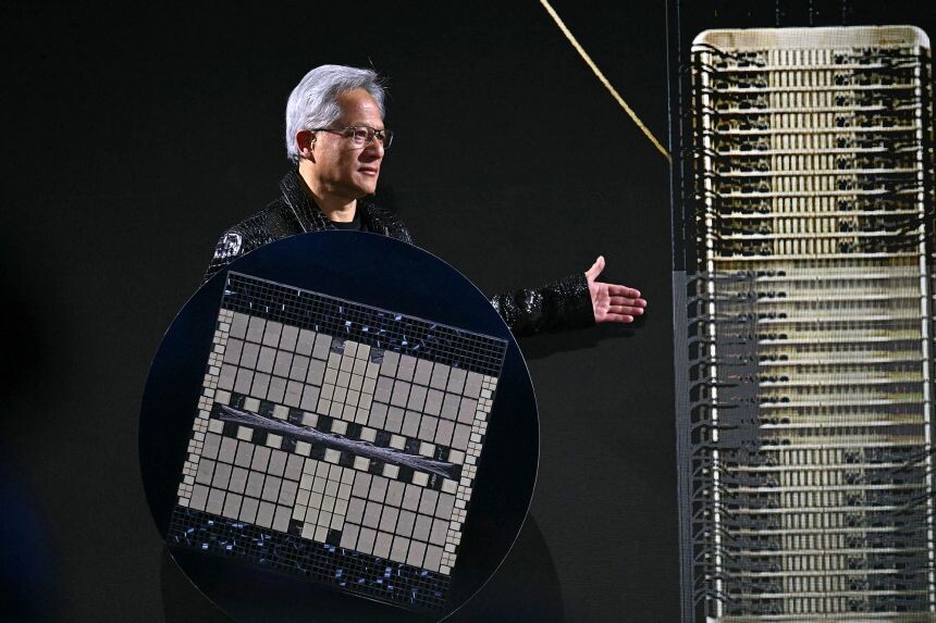 Генеральный директор Nvidia Дженсен Хуанг держит чип Grace Blackwell NVLink72