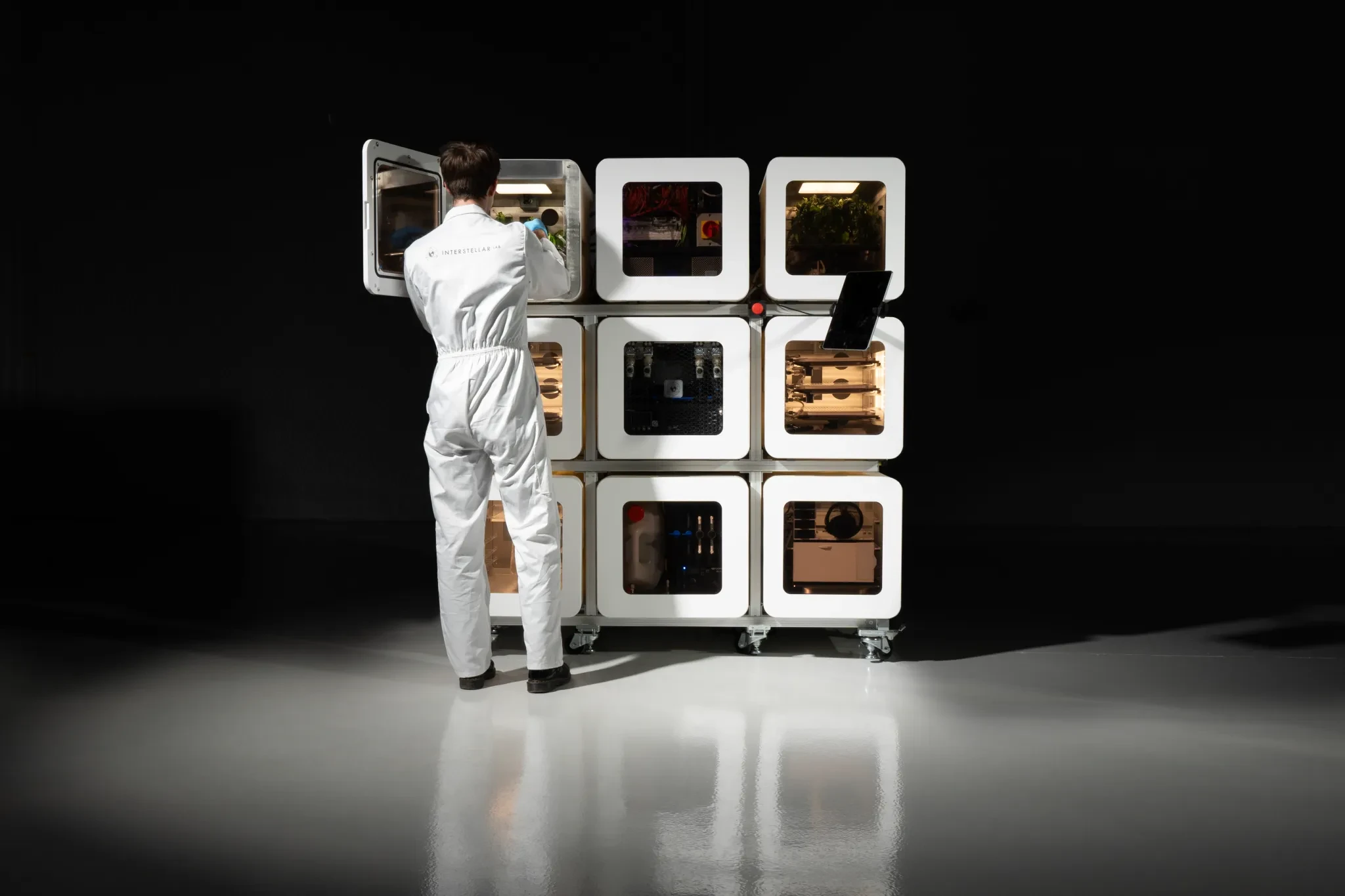 Технология NuCLEUS от Interstellar с девятью камерами для производства еды, расположенными в стеке 3x3