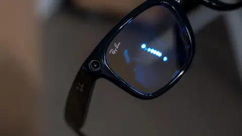 Очки Ray Ban с логотипом на стекле и встроенной камерой в оправе