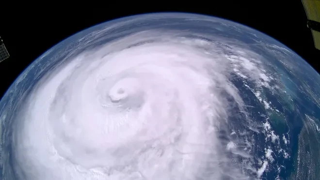 Featured image for uragan erin vtoroj kategorii snyat iz kosmosa pri dvizhenii vdvostochnogo poberezhya ssha