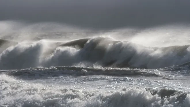 Карта погоды с положением урагана Эрин и прогнозом его траектории движения