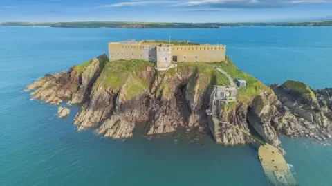 Featured image for zabroshennyj fort xix veka prevratili v ostrov dlya vecherinok stoimostyu 3 mln