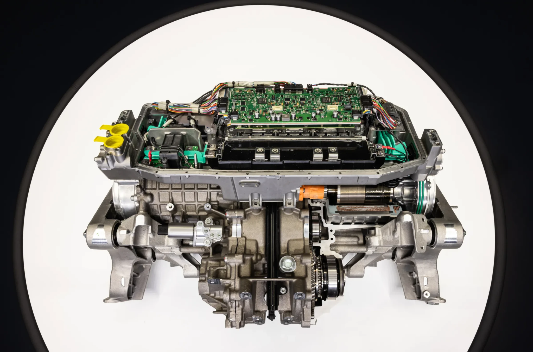 Акселерометр, установленный под инвертором для системы усиления звука электромобиля